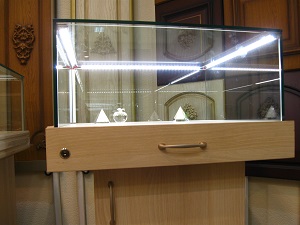 Инсталяция в торгово-выстовочное оборудование светодиодной системы V-line