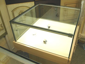 Инсталяция в торгово-выстовочное оборудование светодиодной системы V-line