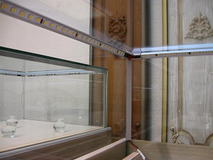 Инсталяция в торгово-выстовочное оборудование светодиодной системы V-line